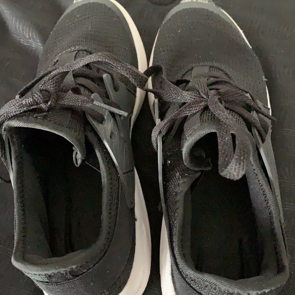 Black avia athletic shoes